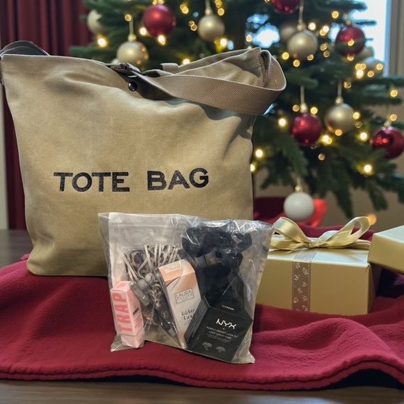 Zenana Outfitters Handbags - NWT Minimalist Large Capacity Canvas Shoulder Tote Bag